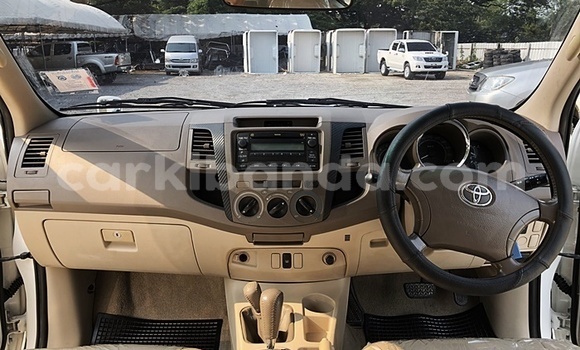 Nunua Ilio tumika Toyota Hilux Nyeupe Gari ndani ya Kampala nchini Uganda Nunua Ilio tumika Toyota Hilux Nyeupe Gari ndani ya Kampala nchini Uganda