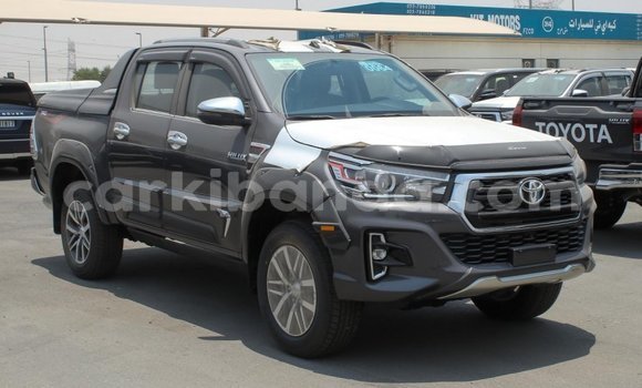 Nunua Imported Toyota Hilux Nyeusi Gari ndani ya Import - Dubai nchini Uganda Nunua Imported Toyota Hilux Nyeusi Gari ndani ya Import - Dubai nchini Uganda