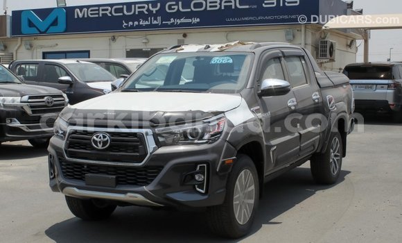 Nunua Imported Toyota Hilux Nyeusi Gari ndani ya Import - Dubai nchini Uganda Nunua Imported Toyota Hilux Nyeusi Gari ndani ya Import - Dubai nchini Uganda