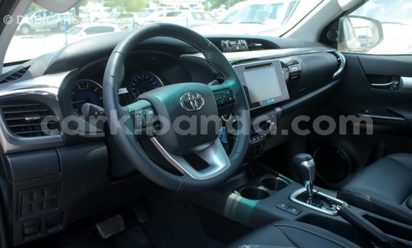 Nunua Imported Toyota Hilux Nyeusi Gari ndani ya Import - Dubai nchini Uganda Nunua Imported Toyota Hilux Nyeusi Gari ndani ya Import - Dubai nchini Uganda