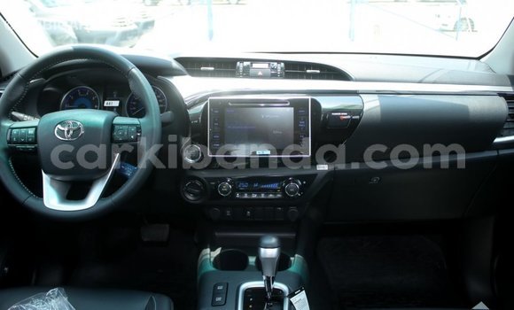 Nunua Imported Toyota Hilux Nyeusi Gari ndani ya Import - Dubai nchini Uganda Nunua Imported Toyota Hilux Nyeusi Gari ndani ya Import - Dubai nchini Uganda