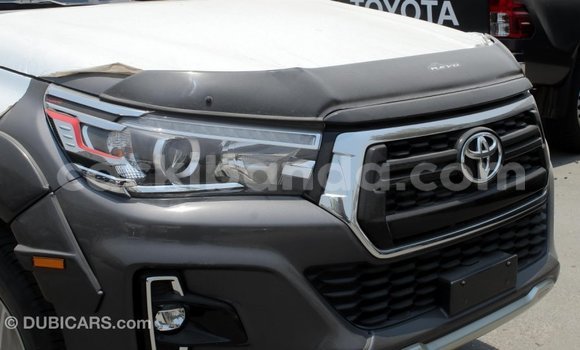 Nunua Imported Toyota Hilux Nyeusi Gari ndani ya Import - Dubai nchini Uganda Nunua Imported Toyota Hilux Nyeusi Gari ndani ya Import - Dubai nchini Uganda