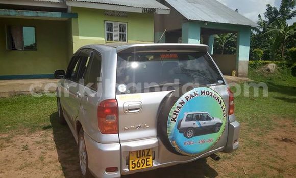 Gura Yakoze Toyota RAV4 Black Imodoka i Kampala mu Uganda Gura Yakoze Toyota RAV4 Black Imodoka i Kampala mu Uganda