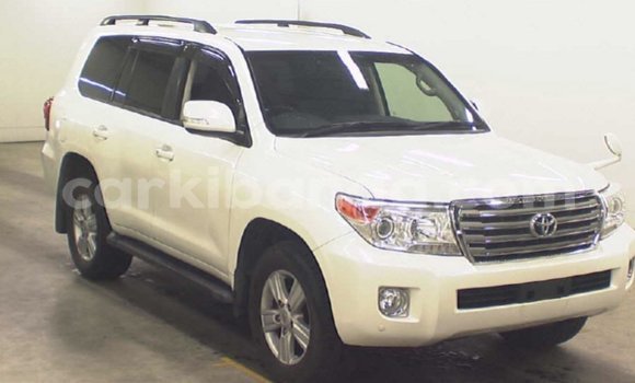 Nunua Imported Toyota Land Cruiser Nyeupe Gari ndani ya Import - Dubai nchini Uganda Nunua Imported Toyota Land Cruiser Nyeupe Gari ndani ya Import - Dubai nchini Uganda