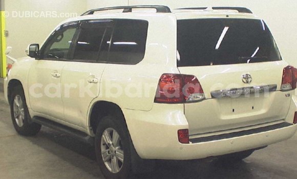 Nunua Imported Toyota Land Cruiser Nyeupe Gari ndani ya Import - Dubai nchini Uganda Nunua Imported Toyota Land Cruiser Nyeupe Gari ndani ya Import - Dubai nchini Uganda