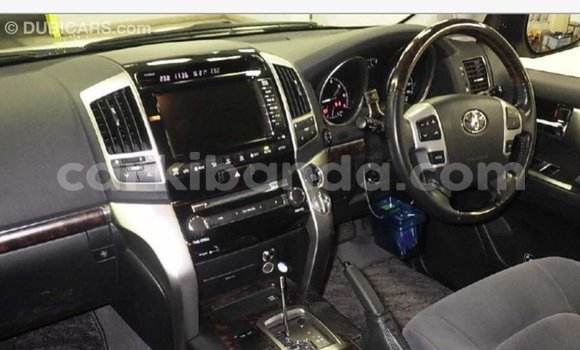 Nunua Imported Toyota Land Cruiser Nyeupe Gari ndani ya Import - Dubai nchini Uganda Nunua Imported Toyota Land Cruiser Nyeupe Gari ndani ya Import - Dubai nchini Uganda