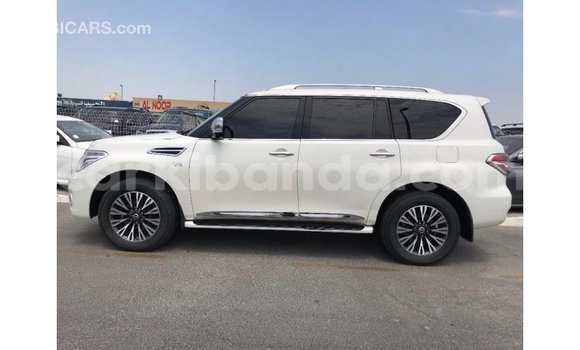 Nunua Imported Nissan Patrol Nyeupe Gari ndani ya Import - Dubai nchini Uganda Nunua Imported Nissan Patrol Nyeupe Gari ndani ya Import - Dubai nchini Uganda