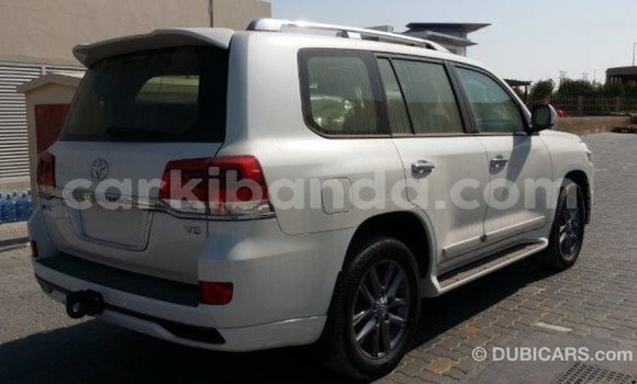 Nunua Imported Toyota Land Cruiser Nyeupe Gari ndani ya Import - Dubai nchini Uganda Nunua Imported Toyota Land Cruiser Nyeupe Gari ndani ya Import - Dubai nchini Uganda