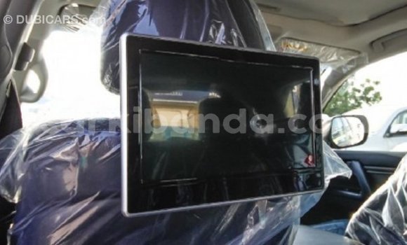 Nunua Imported Toyota Land Cruiser Nyeupe Gari ndani ya Import - Dubai nchini Uganda Nunua Imported Toyota Land Cruiser Nyeupe Gari ndani ya Import - Dubai nchini Uganda