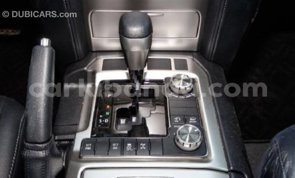 Nunua Imported Toyota Land Cruiser Nyeupe Gari ndani ya Import - Dubai nchini Uganda Nunua Imported Toyota Land Cruiser Nyeupe Gari ndani ya Import - Dubai nchini Uganda