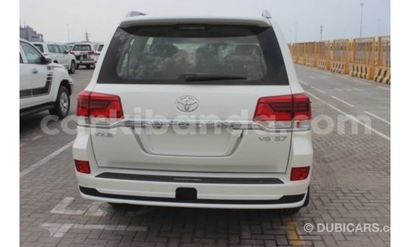 Acheter Import Voiture Toyota Land Cruiser Blanc à Import - Dubai, Ouganda Acheter Import Voiture Toyota Land Cruiser Blanc à Import - Dubai, Ouganda
