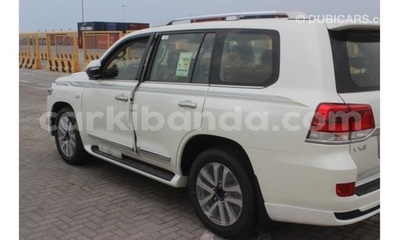 Acheter Import Voiture Toyota Land Cruiser Blanc à Import - Dubai, Ouganda Acheter Import Voiture Toyota Land Cruiser Blanc à Import - Dubai, Ouganda