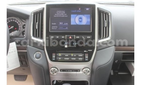 Acheter Import Voiture Toyota Land Cruiser Blanc à Import - Dubai, Ouganda Acheter Import Voiture Toyota Land Cruiser Blanc à Import - Dubai, Ouganda