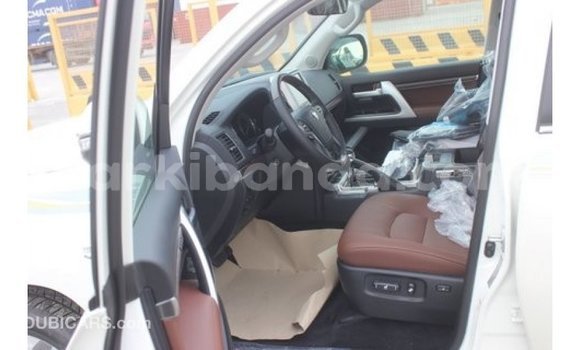 Acheter Import Voiture Toyota Land Cruiser Blanc à Import - Dubai, Ouganda Acheter Import Voiture Toyota Land Cruiser Blanc à Import - Dubai, Ouganda