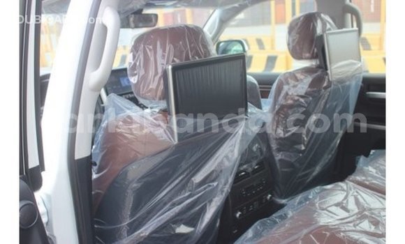 Acheter Import Voiture Toyota Land Cruiser Blanc à Import - Dubai, Ouganda Acheter Import Voiture Toyota Land Cruiser Blanc à Import - Dubai, Ouganda