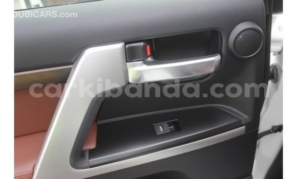 Acheter Import Voiture Toyota Land Cruiser Blanc à Import - Dubai, Ouganda Acheter Import Voiture Toyota Land Cruiser Blanc à Import - Dubai, Ouganda
