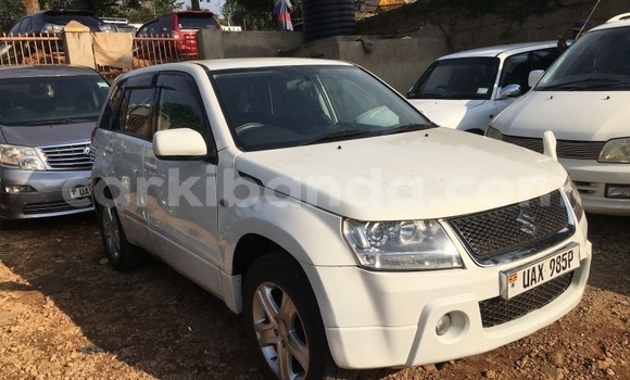 Acheter Occasion Voiture Suzuki Escudo Blanc à Kampala, Ouganda Acheter Occasion Voiture Suzuki Escudo Blanc à Kampala, Ouganda