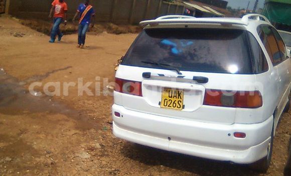 Gura Yakoze Toyota IST Black Imodoka i Kampala mu Uganda Gura Yakoze Toyota IST Black Imodoka i Kampala mu Uganda