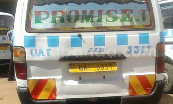 Gura Yakoze Toyota Hilux Black Imodoka i Kampala mu Uganda Gura Yakoze Toyota Hilux Black Imodoka i Kampala mu Uganda