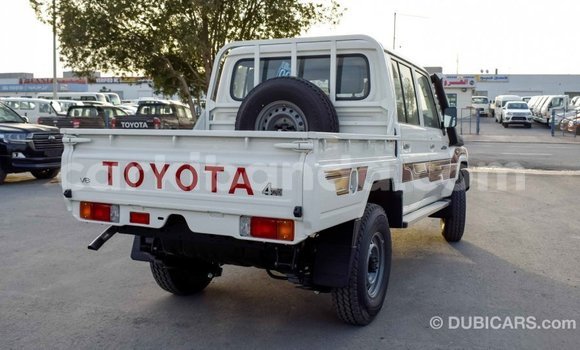 Acheter Import Voiture Toyota Land Cruiser Blanc à Import - Dubai, Ouganda Acheter Import Voiture Toyota Land Cruiser Blanc à Import - Dubai, Ouganda