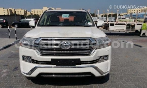Acheter Import Voiture Toyota Land Cruiser Blanc à Import - Dubai, Ouganda Acheter Import Voiture Toyota Land Cruiser Blanc à Import - Dubai, Ouganda