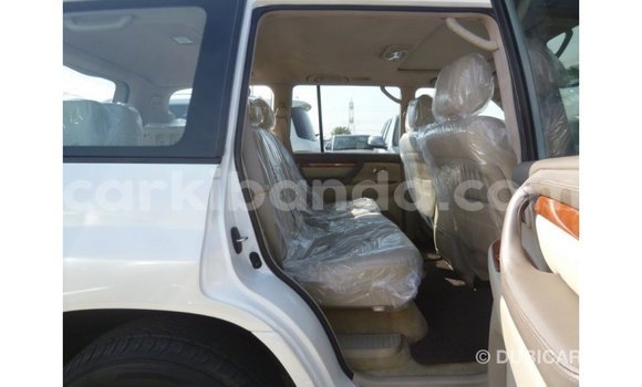 Nunua Imported Toyota Land Cruiser Nyeupe Gari ndani ya Import - Dubai nchini Uganda Nunua Imported Toyota Land Cruiser Nyeupe Gari ndani ya Import - Dubai nchini Uganda