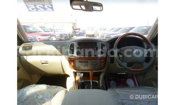 Nunua Imported Toyota Land Cruiser Nyeupe Gari ndani ya Import - Dubai nchini Uganda Nunua Imported Toyota Land Cruiser Nyeupe Gari ndani ya Import - Dubai nchini Uganda