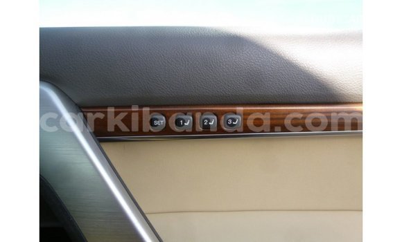 Acheter Import Voiture Toyota Land Cruiser Noir à Import - Dubai, Ouganda Acheter Import Voiture Toyota Land Cruiser Noir à Import - Dubai, Ouganda