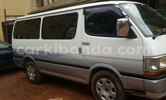 Gura Yakoze Toyota Hilux Black Imodoka i Kampala mu Uganda Gura Yakoze Toyota Hilux Black Imodoka i Kampala mu Uganda