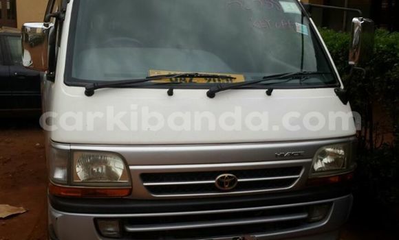 Gura Yakoze Toyota Hilux Black Imodoka i Kampala mu Uganda Gura Yakoze Toyota Hilux Black Imodoka i Kampala mu Uganda