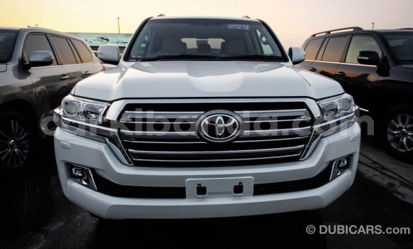 Acheter Import Voiture Toyota Land Cruiser Blanc à Import - Dubai, Ouganda Acheter Import Voiture Toyota Land Cruiser Blanc à Import - Dubai, Ouganda
