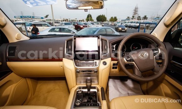 Acheter Import Voiture Toyota Land Cruiser Blanc à Import - Dubai, Ouganda Acheter Import Voiture Toyota Land Cruiser Blanc à Import - Dubai, Ouganda