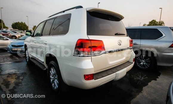 Acheter Import Voiture Toyota Land Cruiser Blanc à Import - Dubai, Ouganda Acheter Import Voiture Toyota Land Cruiser Blanc à Import - Dubai, Ouganda