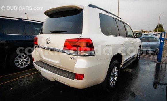 Acheter Import Voiture Toyota Land Cruiser Blanc à Import - Dubai, Ouganda Acheter Import Voiture Toyota Land Cruiser Blanc à Import - Dubai, Ouganda