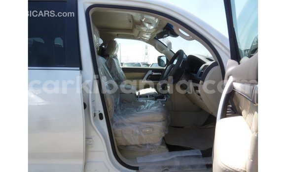 Gura Imported Toyota Land Cruiser White Imodoka i Import - Dubai mu Uganda Gura Imported Toyota Land Cruiser White Imodoka i Import - Dubai mu Uganda