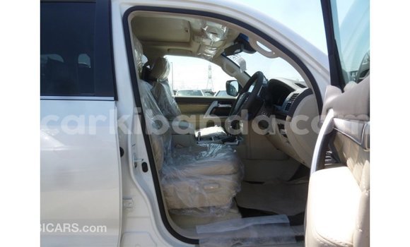 Gura Imported Toyota Land Cruiser White Imodoka i Import - Dubai mu Uganda Gura Imported Toyota Land Cruiser White Imodoka i Import - Dubai mu Uganda