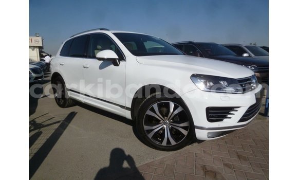 Nunua Imported Volkswagen Touareg Nyeupe Gari ndani ya Import - Dubai nchini Uganda Nunua Imported Volkswagen Touareg Nyeupe Gari ndani ya Import - Dubai nchini Uganda