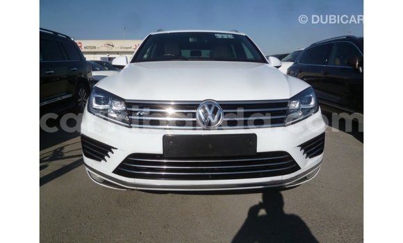 Nunua Imported Volkswagen Touareg Nyeupe Gari ndani ya Import - Dubai nchini Uganda Nunua Imported Volkswagen Touareg Nyeupe Gari ndani ya Import - Dubai nchini Uganda