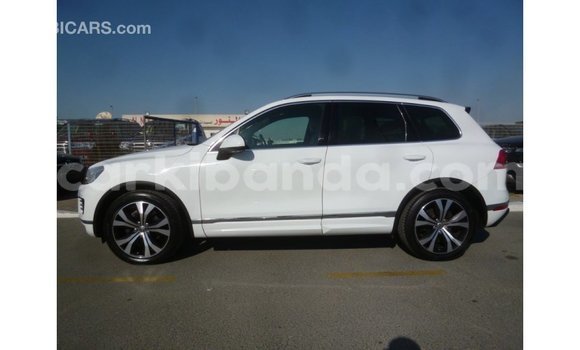 Nunua Imported Volkswagen Touareg Nyeupe Gari ndani ya Import - Dubai nchini Uganda Nunua Imported Volkswagen Touareg Nyeupe Gari ndani ya Import - Dubai nchini Uganda
