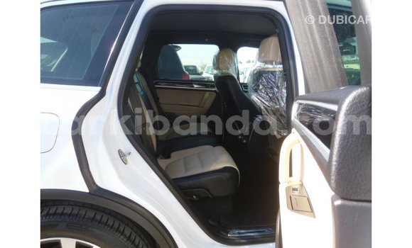 Nunua Imported Volkswagen Touareg Nyeupe Gari ndani ya Import - Dubai nchini Uganda Nunua Imported Volkswagen Touareg Nyeupe Gari ndani ya Import - Dubai nchini Uganda