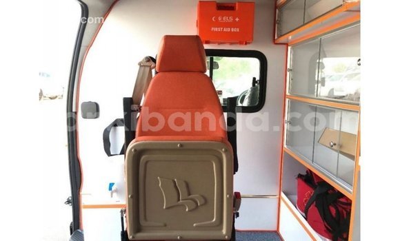 Nunua Imported Toyota Hiace Nyeupe Gari ndani ya Import - Dubai nchini Uganda Nunua Imported Toyota Hiace Nyeupe Gari ndani ya Import - Dubai nchini Uganda
