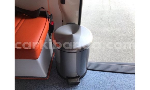 Nunua Imported Toyota Hiace Nyeupe Gari ndani ya Import - Dubai nchini Uganda Nunua Imported Toyota Hiace Nyeupe Gari ndani ya Import - Dubai nchini Uganda