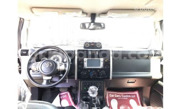 Nunua Imported Toyota FJ Cruiser Nyeusi Gari ndani ya Import - Dubai nchini Uganda Nunua Imported Toyota FJ Cruiser Nyeusi Gari ndani ya Import - Dubai nchini Uganda