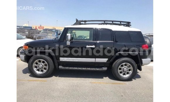 Nunua Imported Toyota FJ Cruiser Nyeusi Gari ndani ya Import - Dubai nchini Uganda Nunua Imported Toyota FJ Cruiser Nyeusi Gari ndani ya Import - Dubai nchini Uganda