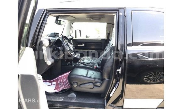 Nunua Imported Toyota FJ Cruiser Nyeusi Gari ndani ya Import - Dubai nchini Uganda Nunua Imported Toyota FJ Cruiser Nyeusi Gari ndani ya Import - Dubai nchini Uganda