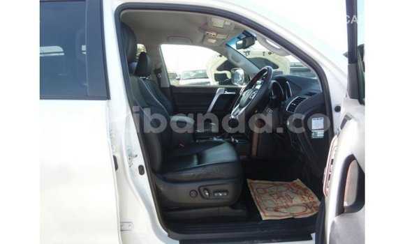 Nunua Imported Toyota Prado Nyeupe Gari ndani ya Import - Dubai nchini Uganda Nunua Imported Toyota Prado Nyeupe Gari ndani ya Import - Dubai nchini Uganda