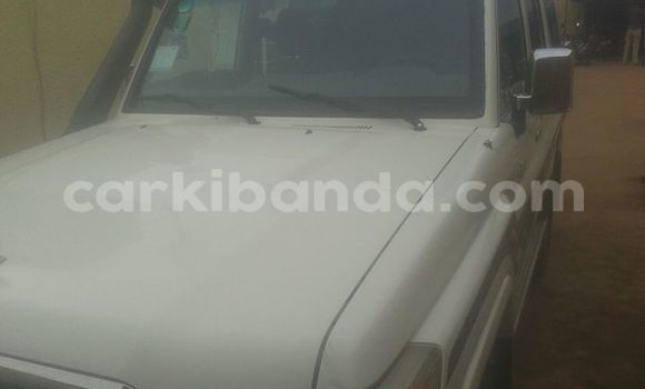 Acheter Occasion Voiture Toyota Land Cruiser Blanc à Kampala, Ouganda Acheter Occasion Voiture Toyota Land Cruiser Blanc à Kampala, Ouganda