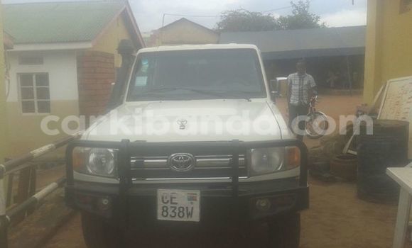 Acheter Occasion Voiture Toyota Land Cruiser Blanc à Kampala, Ouganda Acheter Occasion Voiture Toyota Land Cruiser Blanc à Kampala, Ouganda
