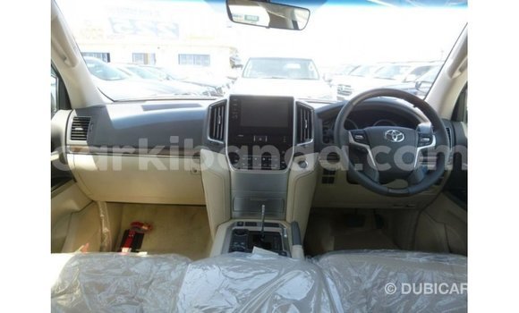 Nunua Imported Toyota Land Cruiser Nyeupe Gari ndani ya Import - Dubai nchini Uganda Nunua Imported Toyota Land Cruiser Nyeupe Gari ndani ya Import - Dubai nchini Uganda