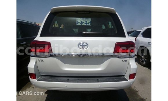 Nunua Imported Toyota Land Cruiser Nyeupe Gari ndani ya Import - Dubai nchini Uganda Nunua Imported Toyota Land Cruiser Nyeupe Gari ndani ya Import - Dubai nchini Uganda